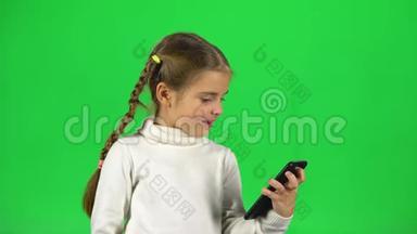 女孩在直播间和绿屏聊天